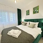 Coresi Mall Area Studios & Apartments By Glam