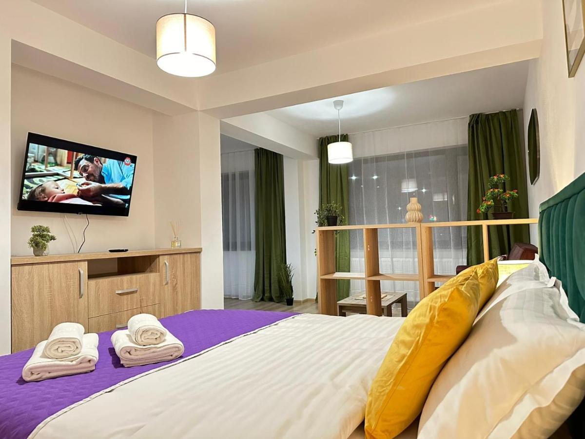Apartment Coresi Mall Area & By Glam