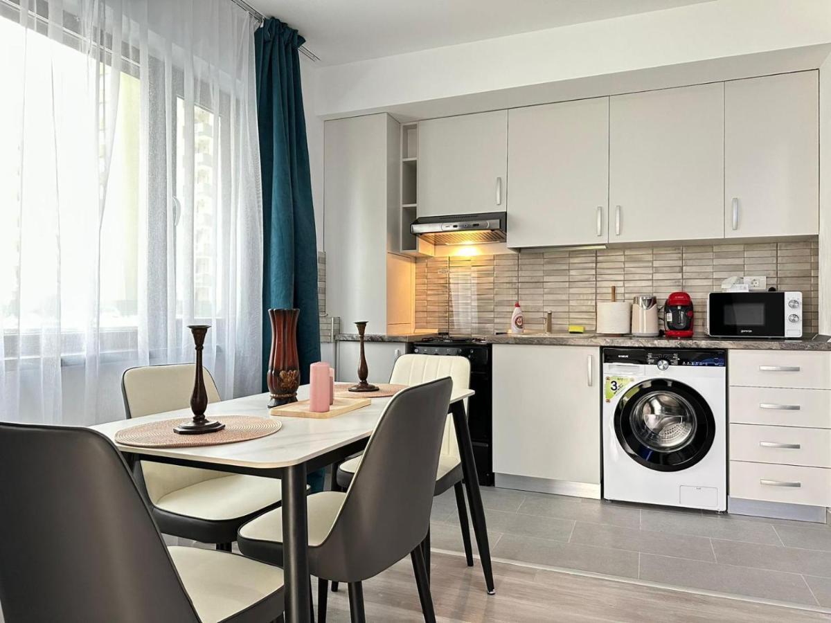 Apartment Coresi Mall Area & By Glam *