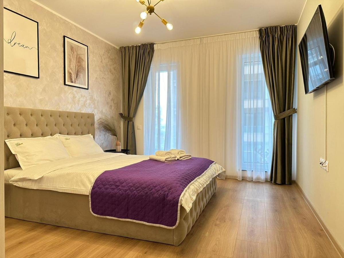 Apartment Coresi Mall Area & By Glam *