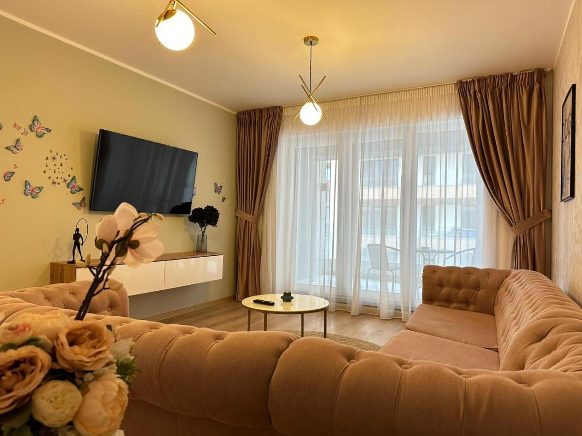 Apartment Coresi Mall Area & By Glam