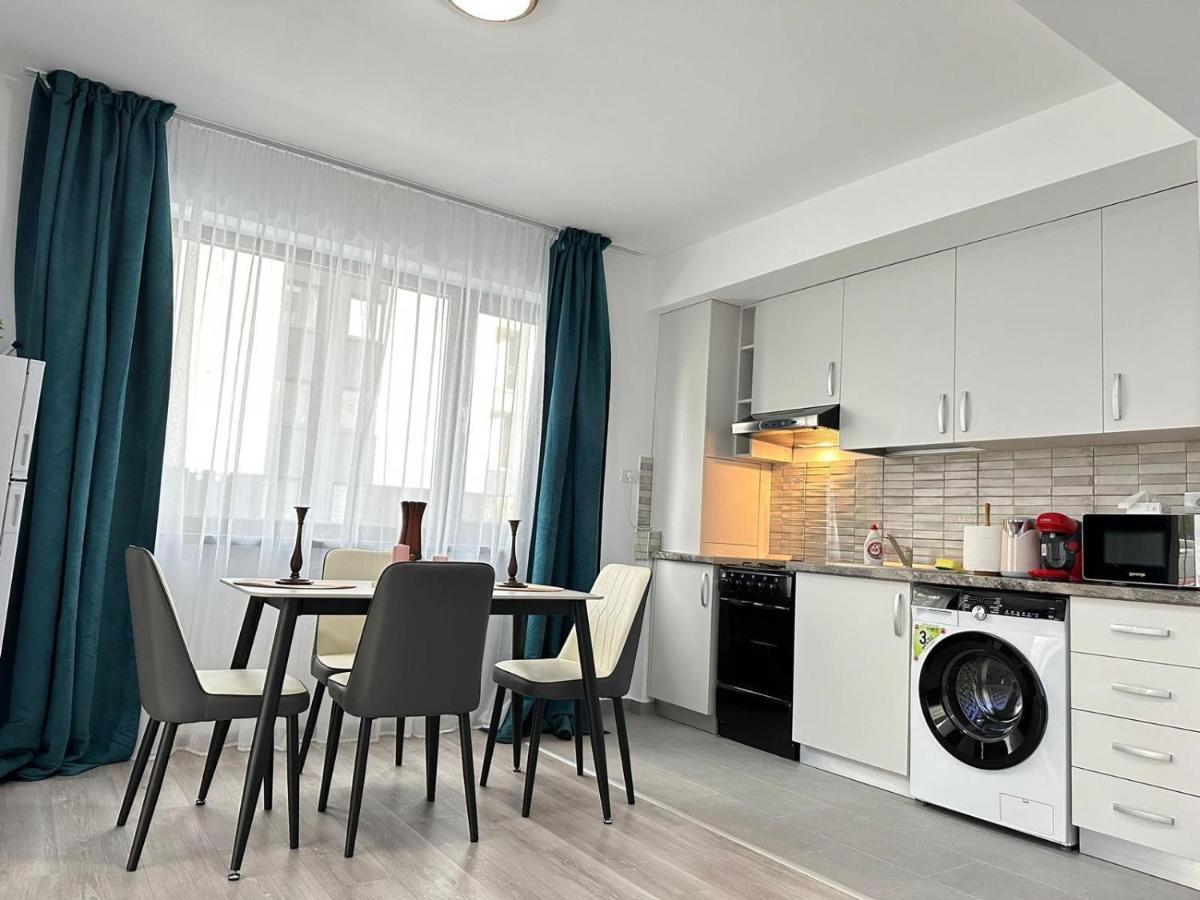 Apartment Coresi Mall Area & By Glam *
