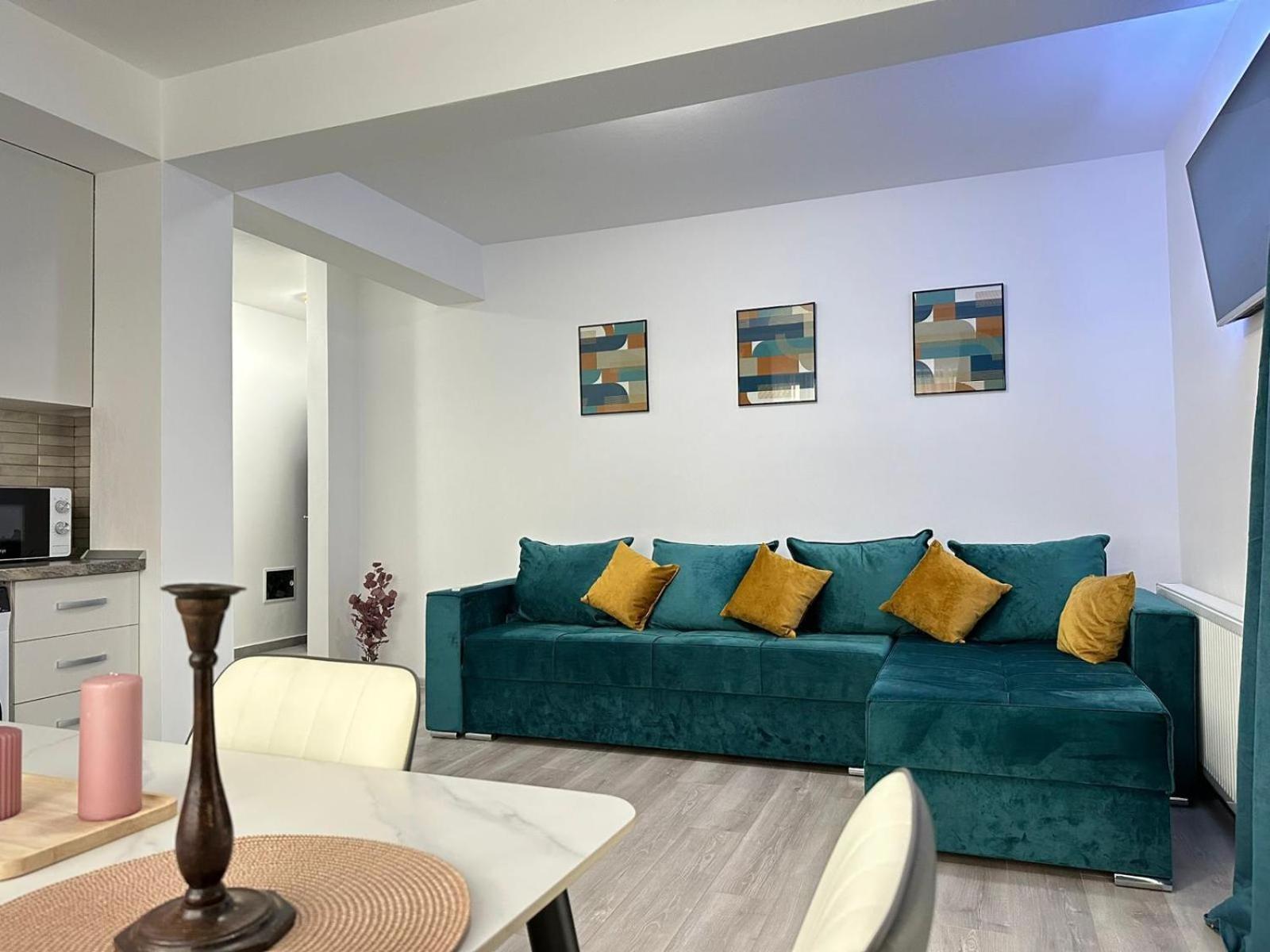 Coresi Mall Area & By Glam Apartment