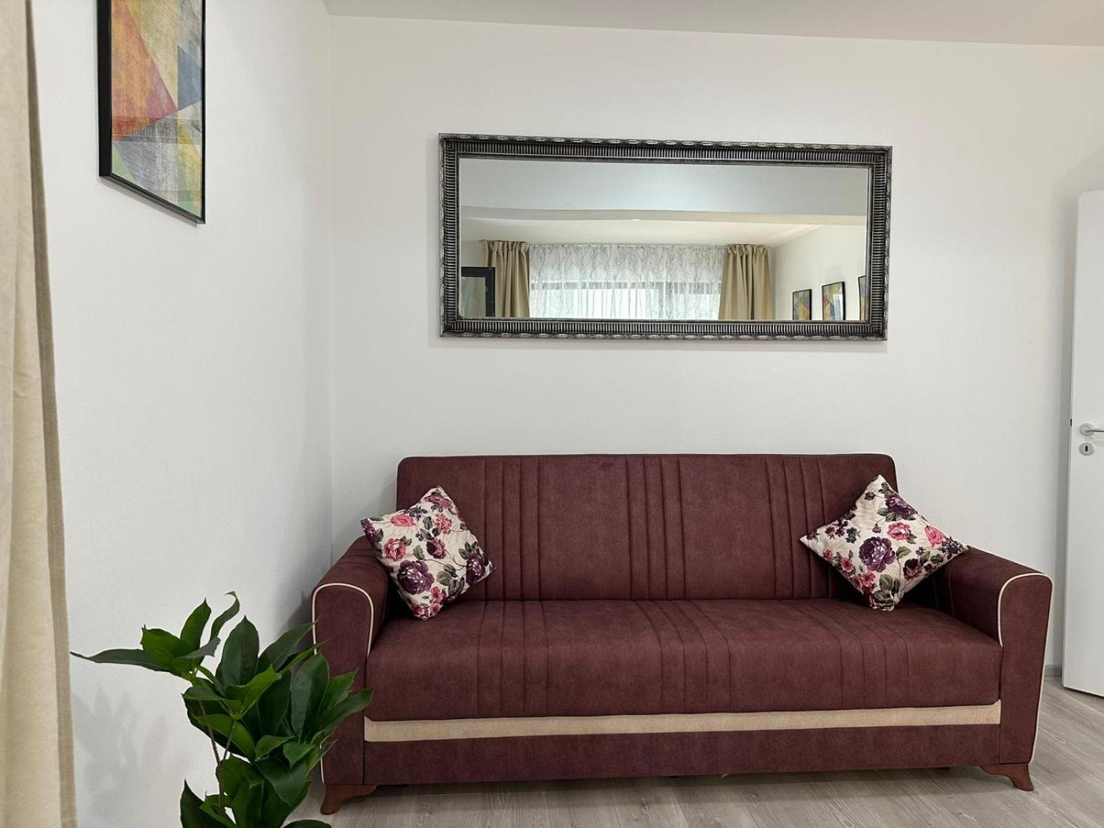 Apartment Coresi Mall Area & By Glam *