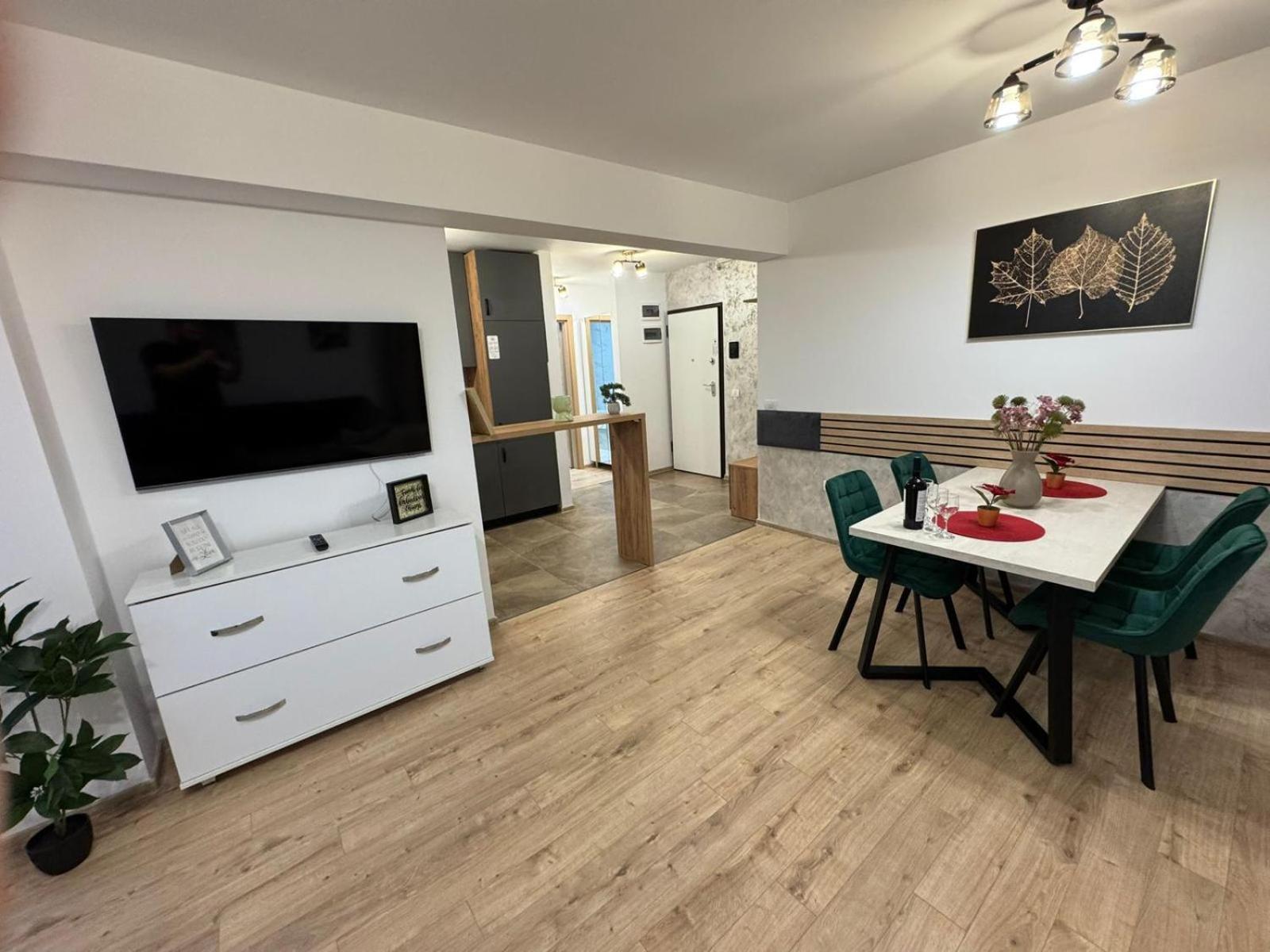 Coresi Mall Area & By Glam Apartment Brasov
