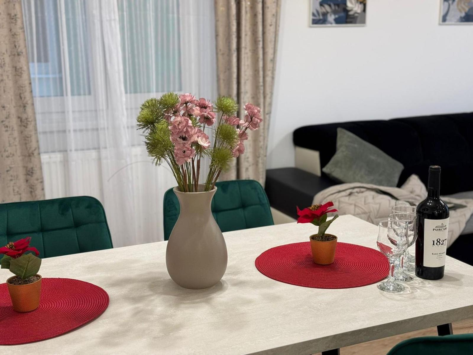 Apartment Coresi Mall Area & By Glam *