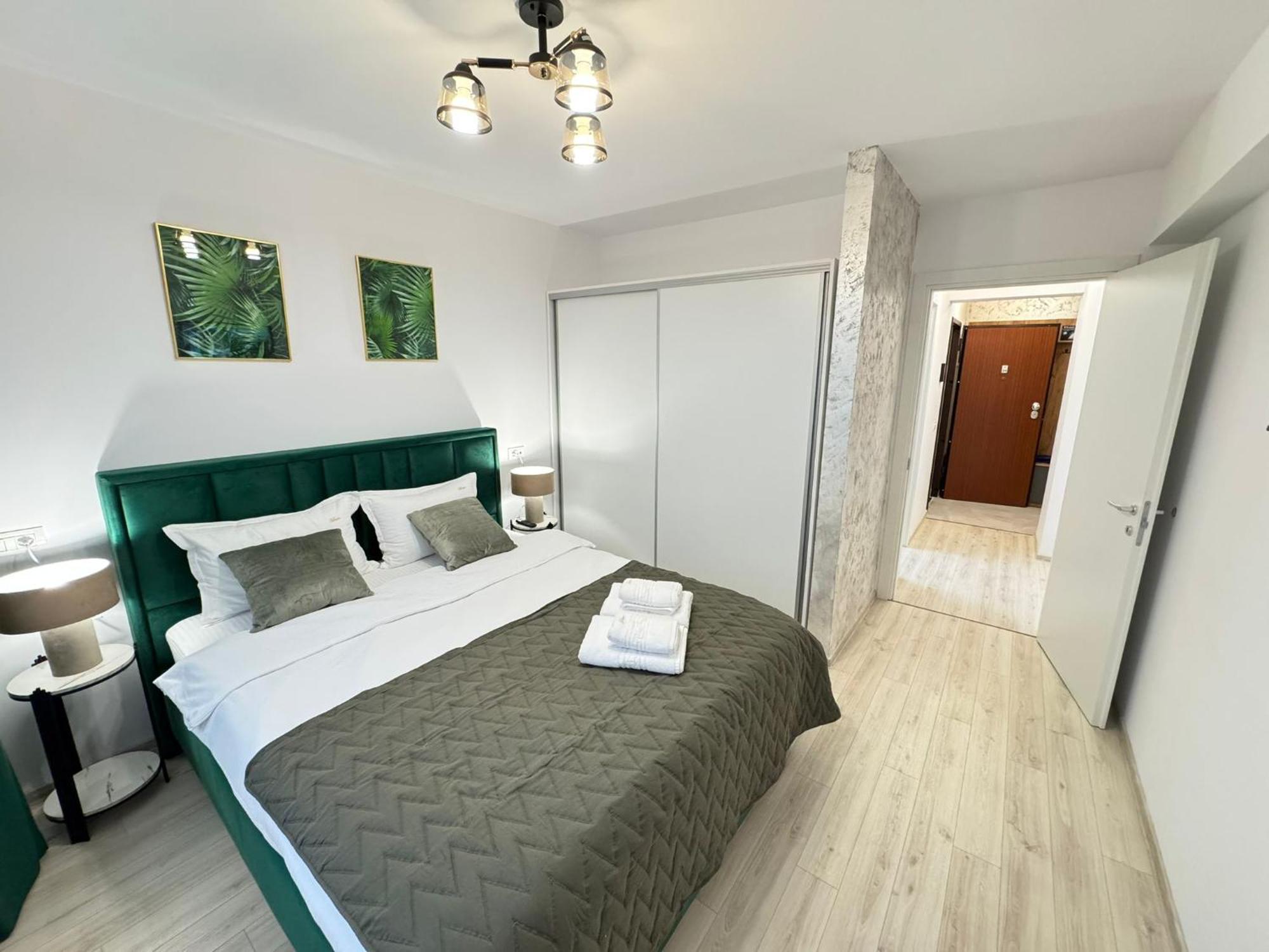 Apartment Coresi Mall Area & By Glam