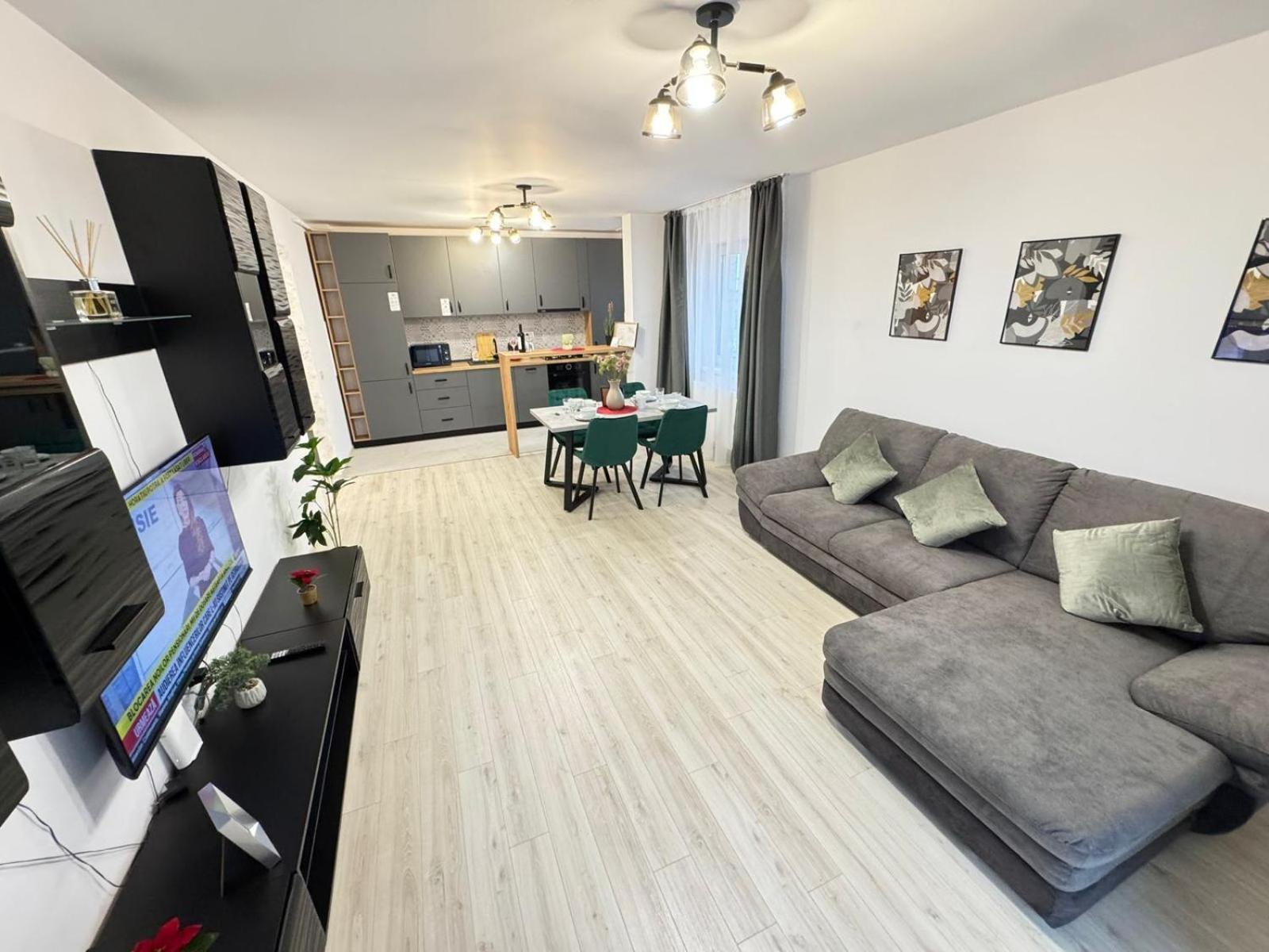 Apartment Coresi Mall Area & By Glam *