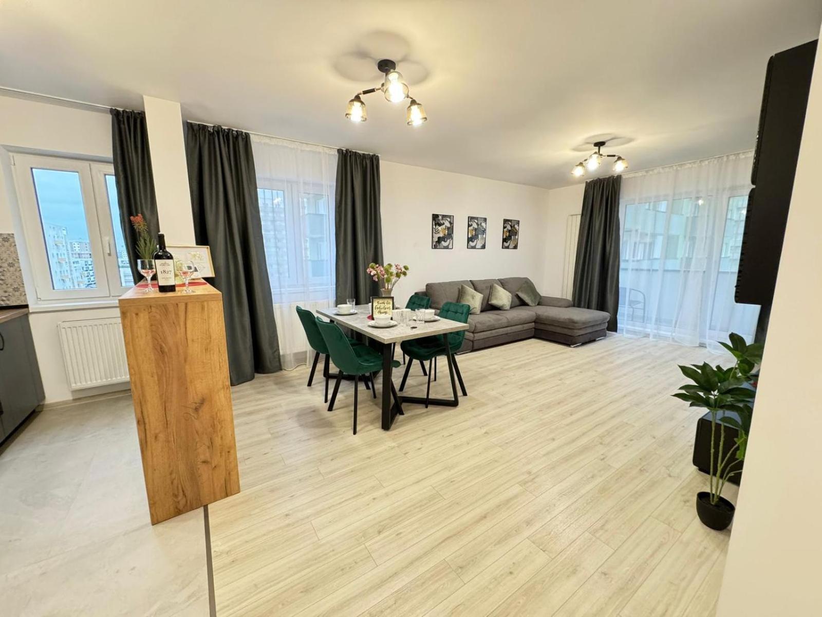 Coresi Mall Area & By Glam Apartment Brasov