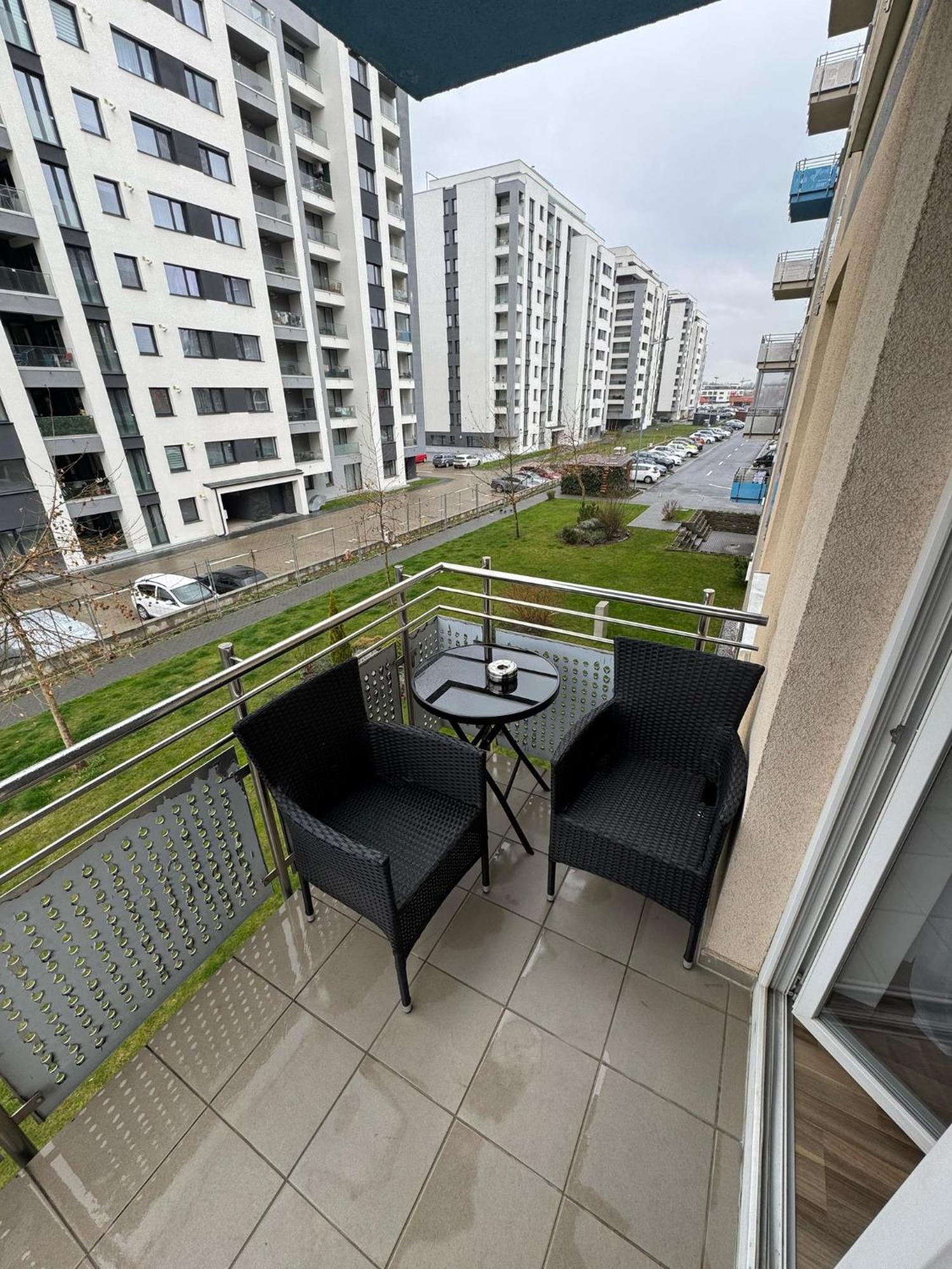 Coresi Mall Area & By Glam Apartment