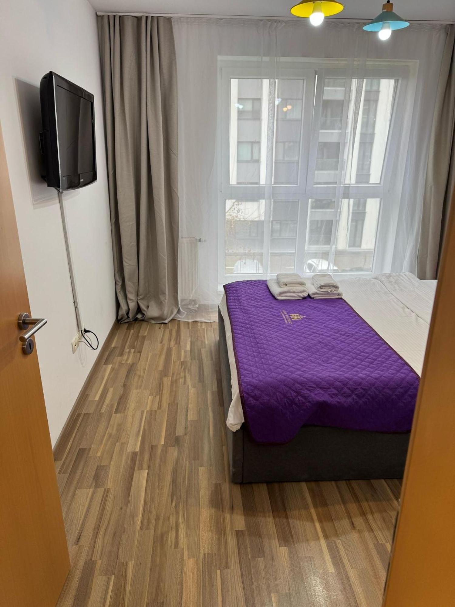 Coresi Mall Area & By Glam Apartment